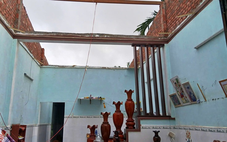 Đà Nẵng: Lốc xoáy làm 50 ngôi nhà tốc mái, 2 người bị thương nặng