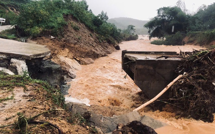 Quảng Ngãi: Nước lũ cuốn trôi cầu Nước Bao, 288 hộ dân bị cô lập