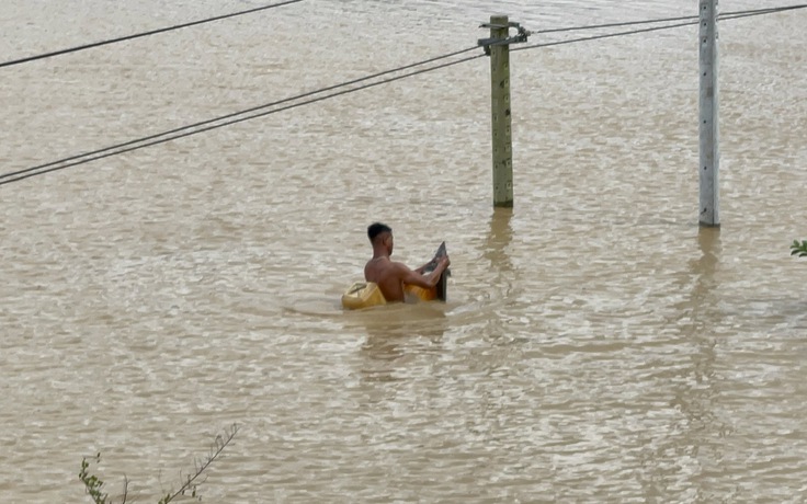 Cá tầm tràn khỏi ao theo dòng nước lũ, người dân Đắk Lắk liều mình lao xuống bắt