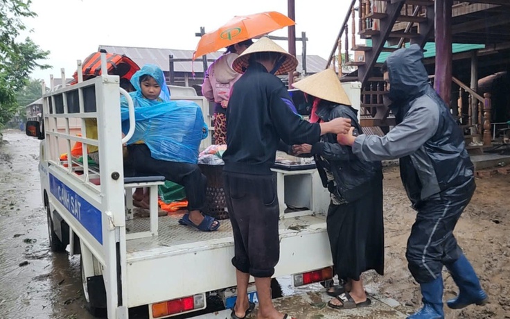 Di dời khẩn cấp 207 hộ dân khỏi vùng nguy hiểm do nước sông Ba dâng cao