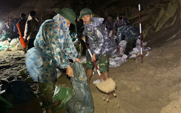 Nước lũ cuồn cuộn chảy đánh vỡ kè biển An Lương, bộ đội xuyên đêm ứng cứu