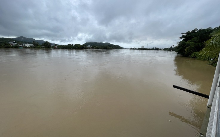 Một hồ chứa tại khánh Hòa xả lũ hơn 5 ngày liên tiếp, dân hạ lưu thấp thỏm