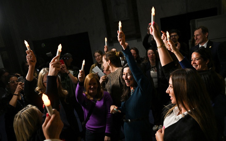 Quốc hội Mỹ phê chuẩn công bố hồ sơ tội phạm ấu dâm Jeffrey Epstein