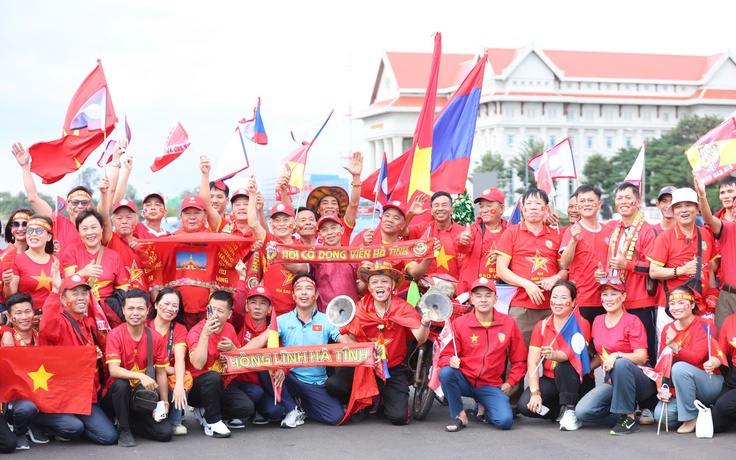 Khán giả Việt Nam nhuộm đỏ sân vận động quốc gia Lào, chờ màn trình diễn đỉnh cao