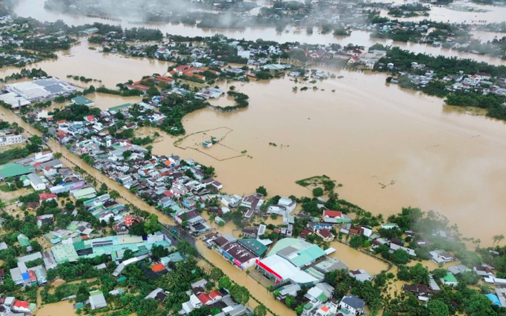 2 sông miền Trung vượt đỉnh lũ lịch sử, ngập lụt tiếp tục lan rộng