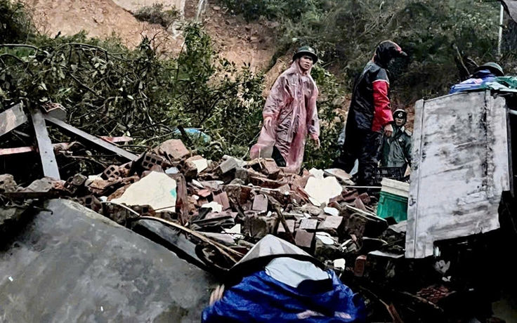 Sạt lở tại Quy Nhơn: Nỗ lực cứu cụ bà trong ngôi nhà bị vùi lấp