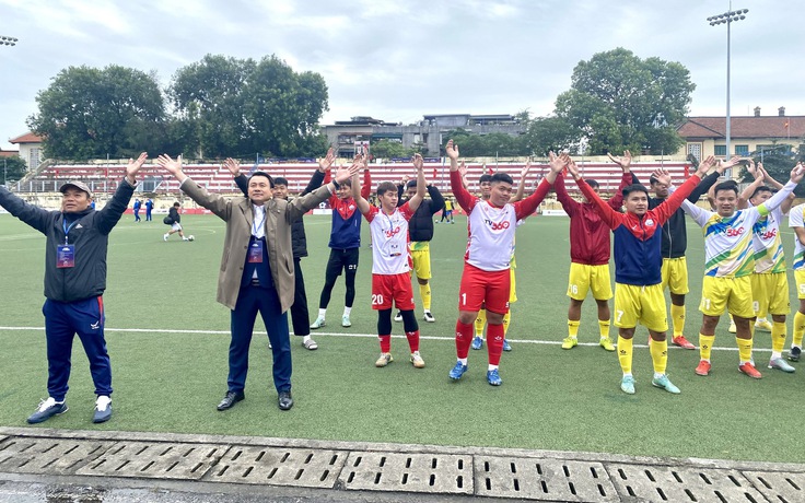 Trường ĐH Thủy Lợi và HUPES thắng tưng bừng, nhiều đội 'cóng' vì thời tiết quá lạnh