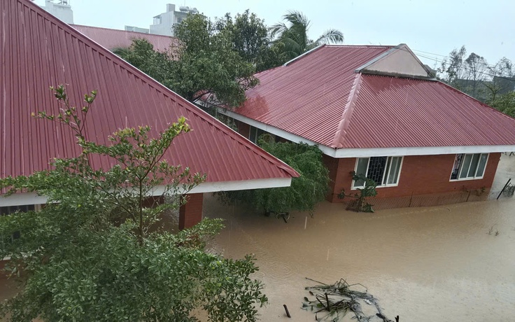 Nước ngập 'tấn công' trong đêm: Làng trẻ SOS Quy Nhơn di dời khẩn cấp 130 người