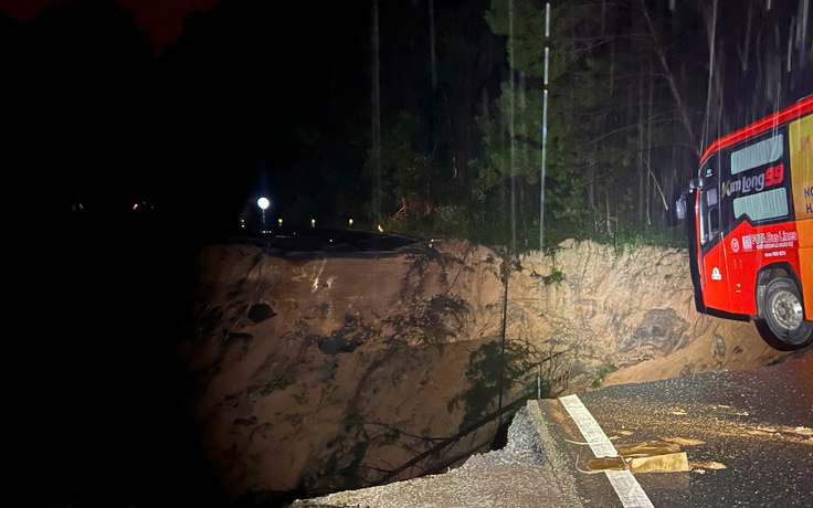 Cận cảnh đèo Mimosa bị xé toạc, đường vào Đà Lạt thêm ách tắc