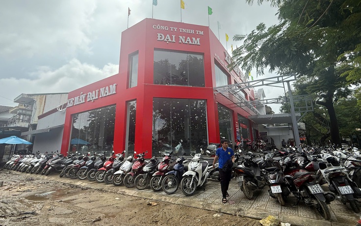 Sửa xe miễn phí cho dân vùng lũ ở Huế trong nửa tháng