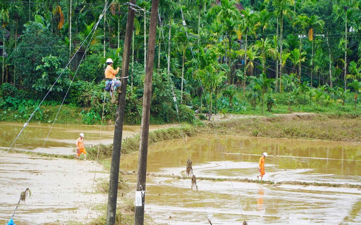 PC Quảng Ngãi nỗ lực khắc phục lưới điện sau lũ