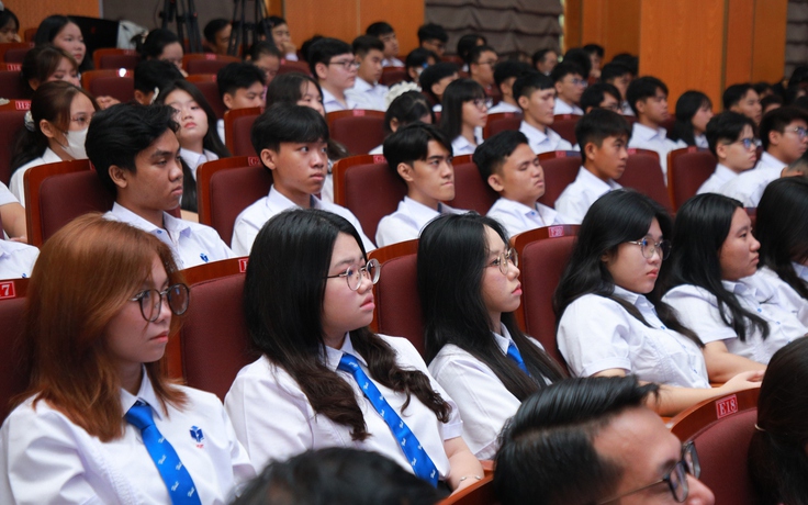 Vào học lúc 6 giờ 30: Sinh viên than 'dậy từ 5 giờ vẫn lo trễ'