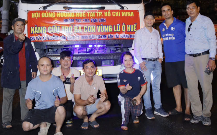 Xuất phát từ TP.HCM giữa đêm mưa, những chuyến xe chở hàng chục tấn hàng ra Huế