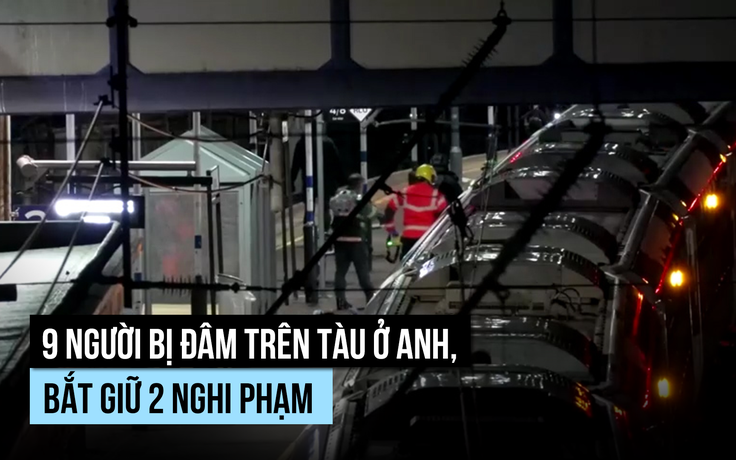 Anh bắt 2 nghi phạm vụ đâm người đẫm máu trên tàu, 9 người bị thương