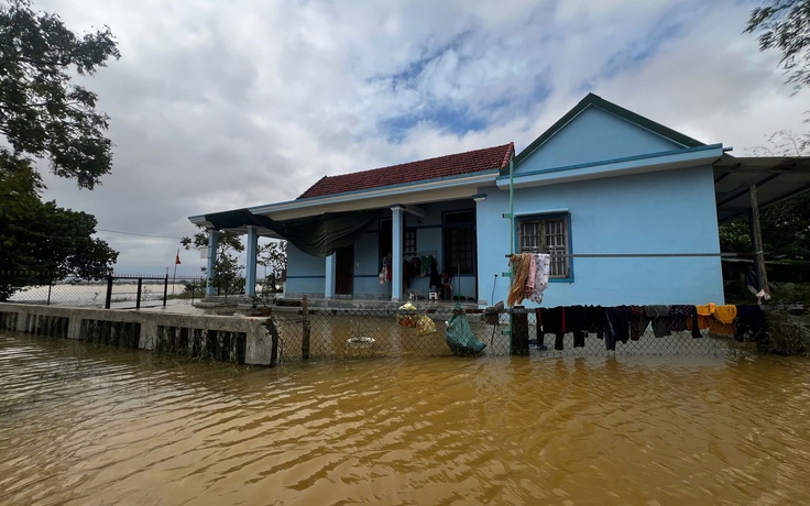 Vừa dọn xong hàng tá bùn non, một số tuyến đường nội đô Huế lại ngập lụt