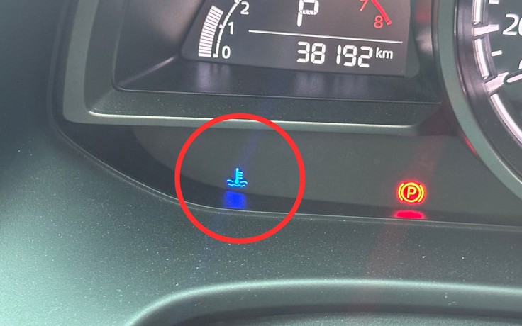 Vì sao đèn báo nước làm mát phát sáng khi khởi động ô tô?