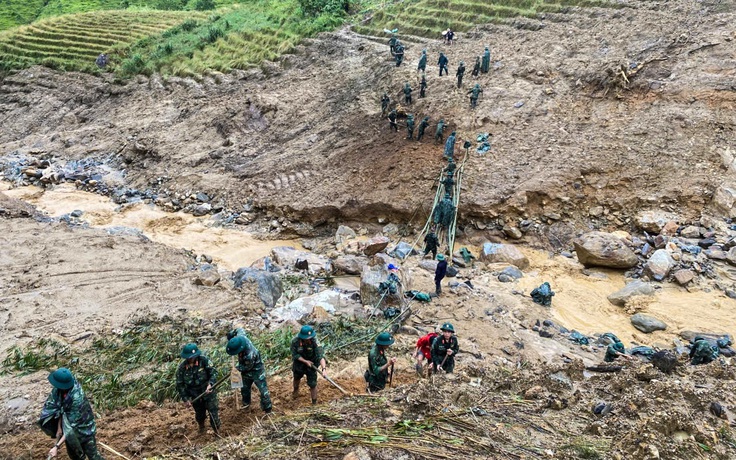 Quảng Ngãi: Gần 200 bộ đội mở đường vào 5 thôn bị cô lập ở xã Ngọc Linh
