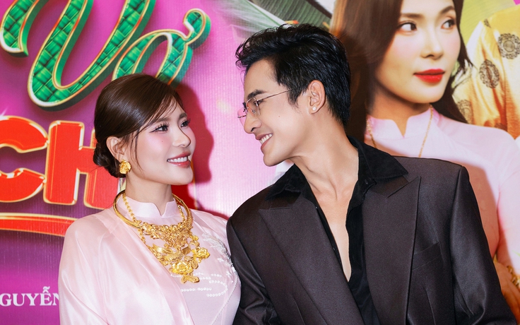 Thúy Diễm đeo vàng 'trĩu cổ', tình tứ bên Lương Thế Thành