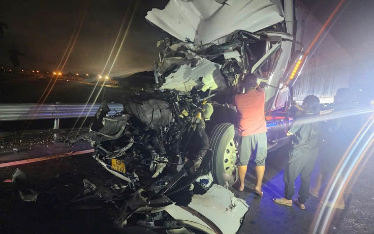 Cao tốc Hòa Liên - Túy Loan: 2 xe đầu kéo va chạm, tài xế mắc kẹt