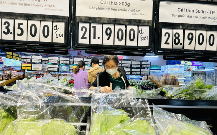 Đường Đà Lạt sạt lở nghiêm trọng, TP.HCM cơn 'sốt' giá rau xanh tăng nhiệt