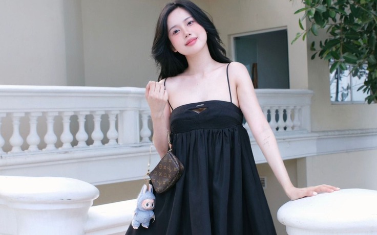 Váy babydoll phối cùng túi xách tôn lên nét đẹp dịu dàng