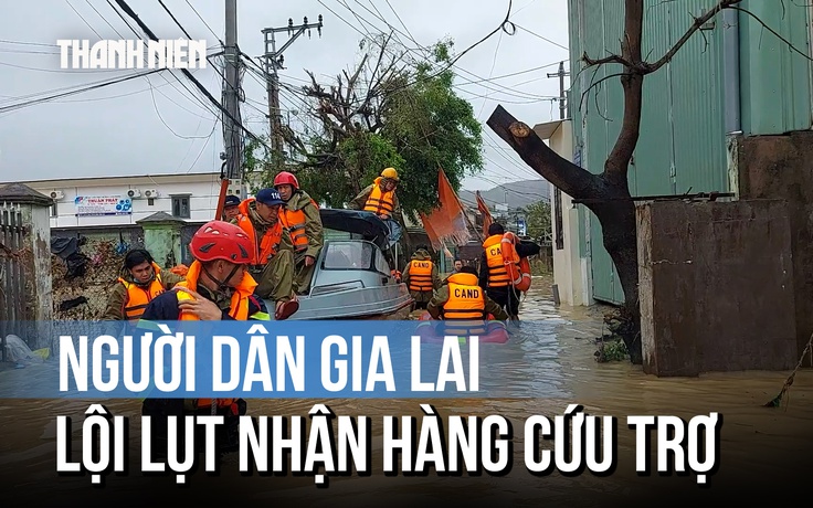 Gia Lai: Nước rút, người dân lội lụt nhận hàng cứu trợ