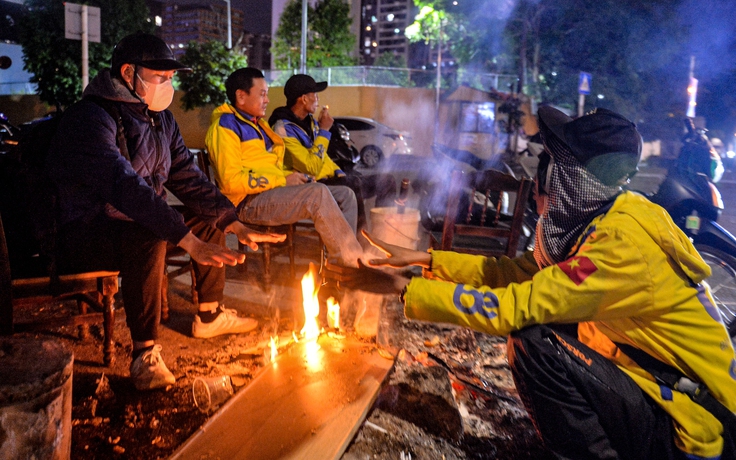 Người Hà Nội đốt lửa để mưu sinh trong đêm lạnh nhất từ đầu mùa đông 2025