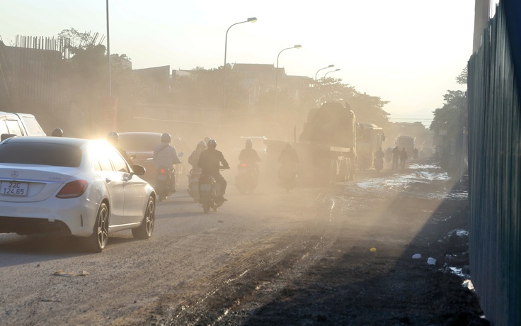 'Khốn khổ' với bùn lầy, nắng bụi khi thi công Vành đai 4