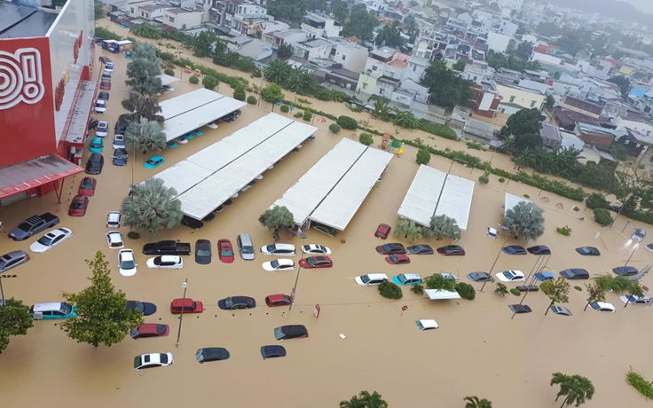 Khánh Hòa: Nhìn từ tầng cao, bất lực cảnh hàng loạt ô tô bị nhấn chìm chỉ sau một đêm
