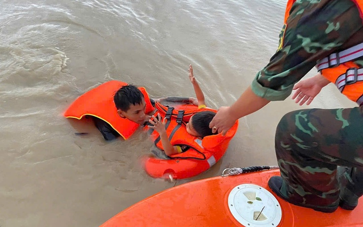 Khánh Hòa ngập lụt lịch sử: Bộ đội đặc công bơi trong nước cứu dân khẩn cấp