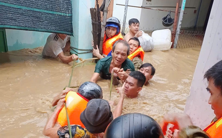 Thanh niên không quản hiểm nguy, trắng đêm vào vùng lũ cứu dân