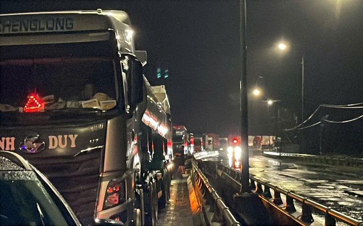 PV Thanh Niên trên đường tiếp cận rốn lũ Đắk Lắk đêm 20.11: Lũ dâng trở lại, xe mắc kẹt hàng km