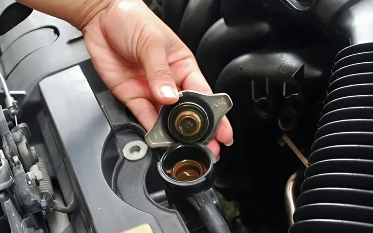 Tại sao không được mở nắp két nước khi động cơ ô tô đang hoạt động?