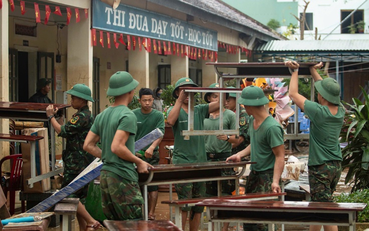 Bộ đội lội bùn giúp giáo viên dọn trường sau lũ lớn