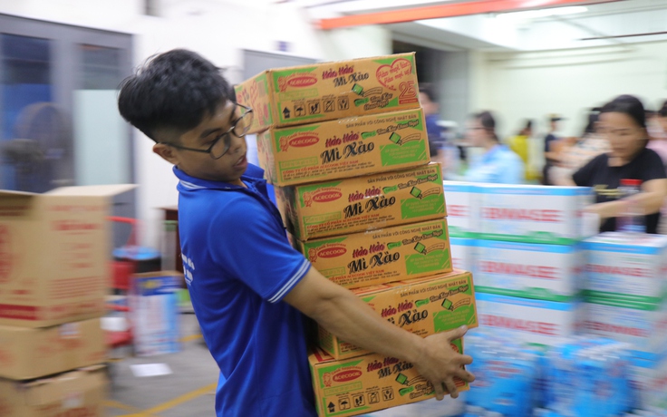 TP.HCM xuyên đêm tiếp nhận khẩn cấp hàng cứu trợ đồng bào vùng lũ miền Trung