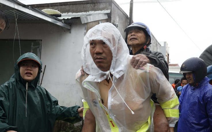 Con gái tật nguyền bị lũ cuốn trong đêm: Cha già run run kể lại khoảnh khắc bất lực