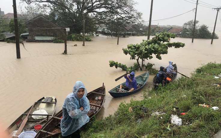 Những tiếng kêu cứu xé lòng từ vùng lũ Phú Yên cũ: Người già bệnh nặng, trẻ tím tái người