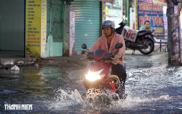 Triều cường sông Sài Gòn vượt báo động 3, lũ sông Đồng Nai vượt báo động 2