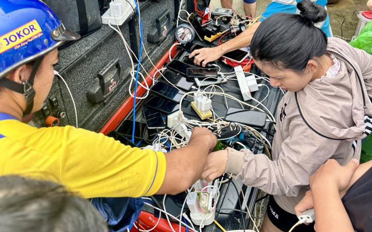 Lũ gây chia cắt, mất điện: Người dân xếp hàng sạc pin để báo tin bình an