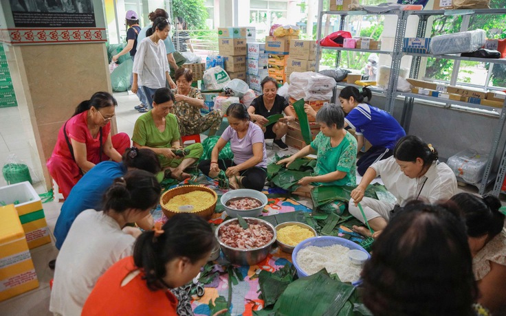 Tấm lòng người TP.HCM giúp vùng lũ: 'Nửa đêm đi gõ cửa các cửa hàng bán nếp'