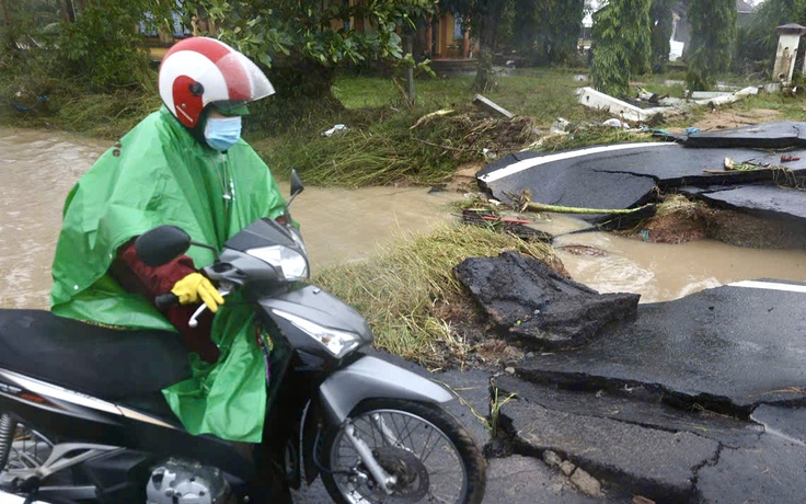 Cận cảnh đường nối rốn lũ Hòa Thịnh, Hòa Mỹ ở Đắk Lắk bị nước lũ 'băm nát'