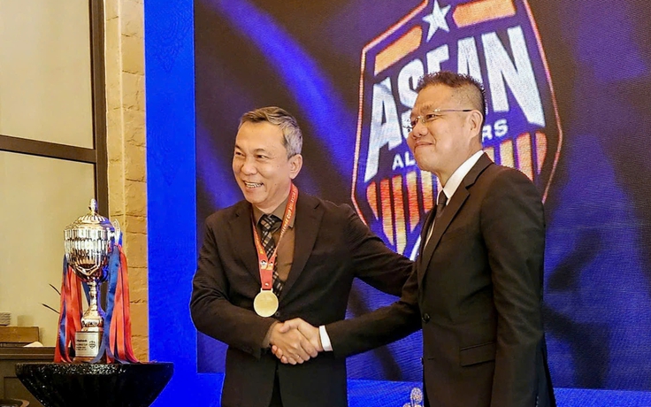 Chủ tịch AFF cảm ơn Chủ tịch VFF Trần Quốc Tuấn tại sự kiện quan trọng của bóng đá khu vực