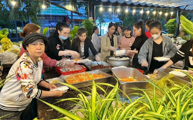 Đắk Lắk: Một quán ăn sáng đèn, bà con xúm lại nấu cơm gửi vào rốn lũ