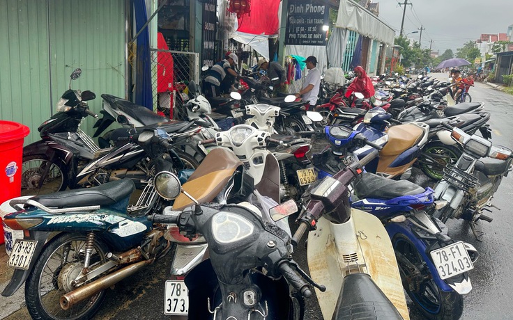 'Rốn lũ' Hòa Thịnh: La liệt xe máy chờ sửa, chủ tiệm làm không xuể