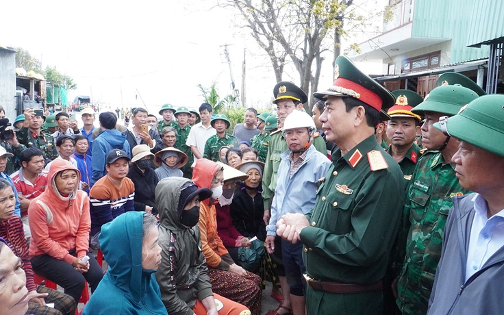 Tiếp tục hỗ trợ người dân khắc phục hậu quả mưa bão