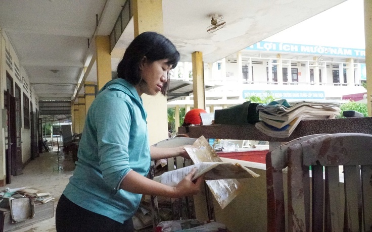 Giáo viên vùng lũ Gia Lai gác việc nhà, dọn vệ sinh trường học