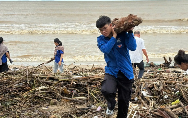 Sau lũ hàng tấn rác ngổn ngang, thanh niên dốc sức dọn dẹp