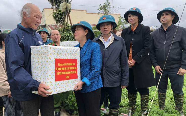 Chủ tịch Ủy ban T.Ư MTTQ Việt Nam Bùi Thị Minh Hoài thăm đồng bào vùng lũ Lâm Đồng