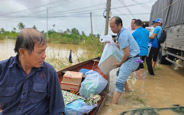 Lũ lịch sử: Báo Thanh Niên cứu trợ người dân vùng ngập lụt nặng