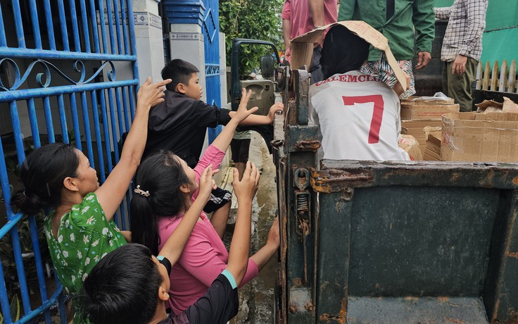 Nước sạch cạn kiệt ở Đắk Lắk: Người Đông Hòa hứng từng giọt mưa quý như vàng